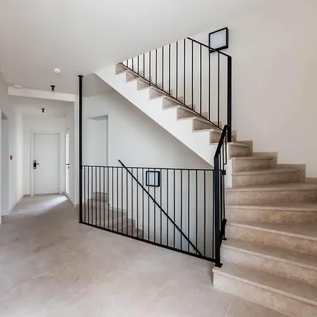 Renovated In The Heart Of Vibrant Appartement