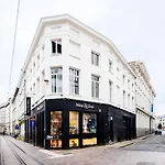 Renovated In The Heart Of Vibrant Apartmán